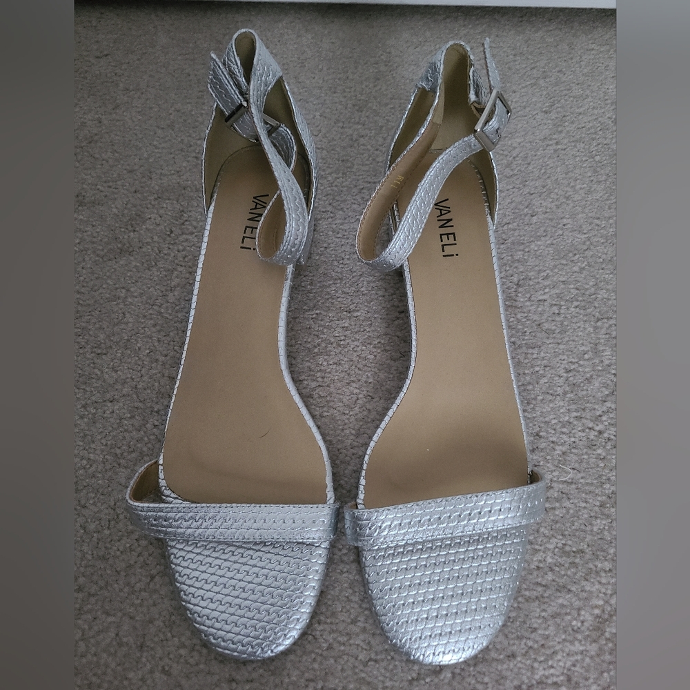 NWOT Vaneli Women's Silver Sandals